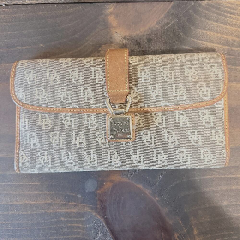 VTG Dooney & Bourke Tan Monogram Canvas Leather Wallet gold Clasp Lock closure